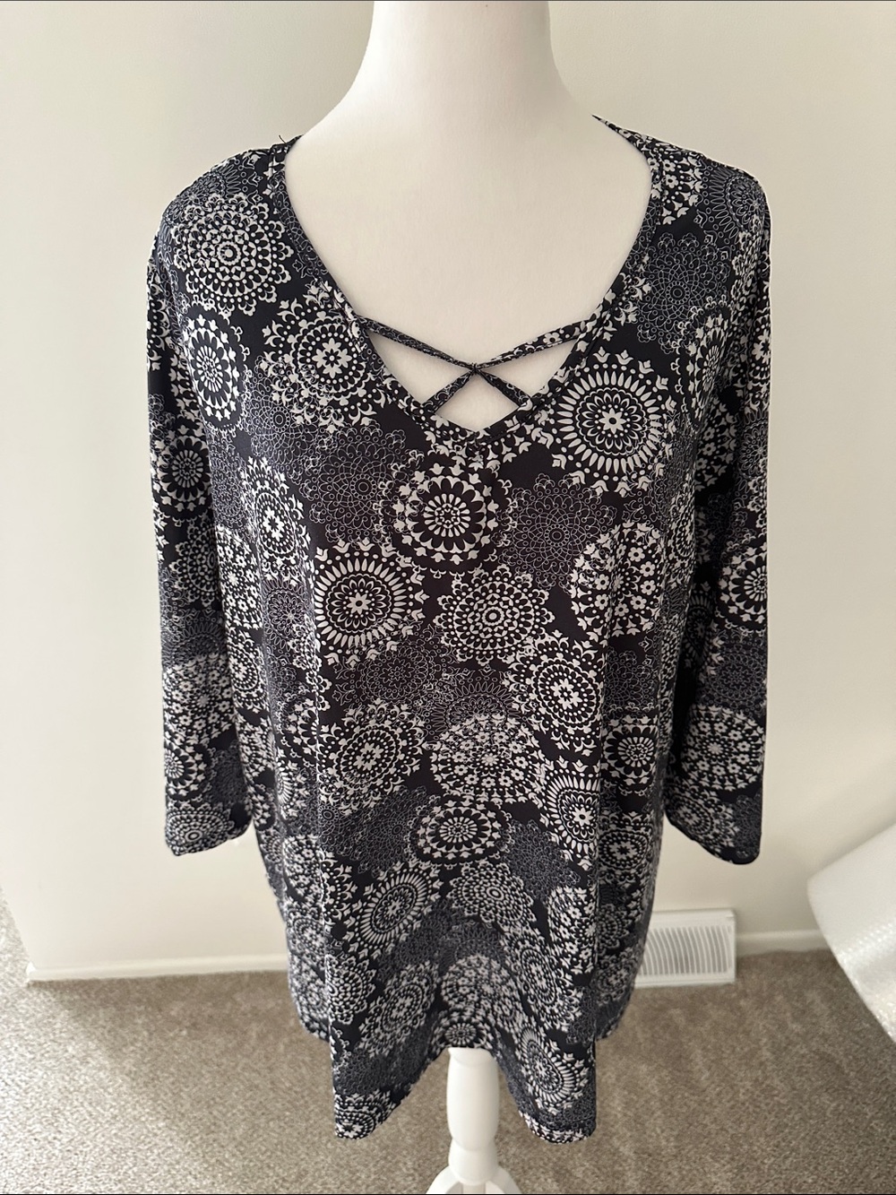Robert Louis Women's Black & White Crisscross V-Neck Patterned Top size 3X